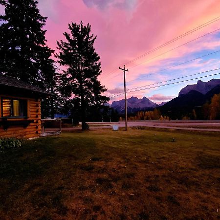 Park Gate Chalets Hotel Canmore Exterior photo