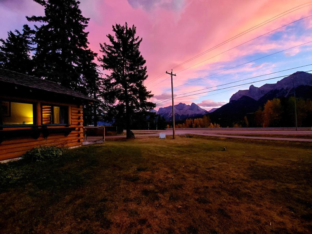 Park Gate Chalets Hotel Canmore Exterior photo