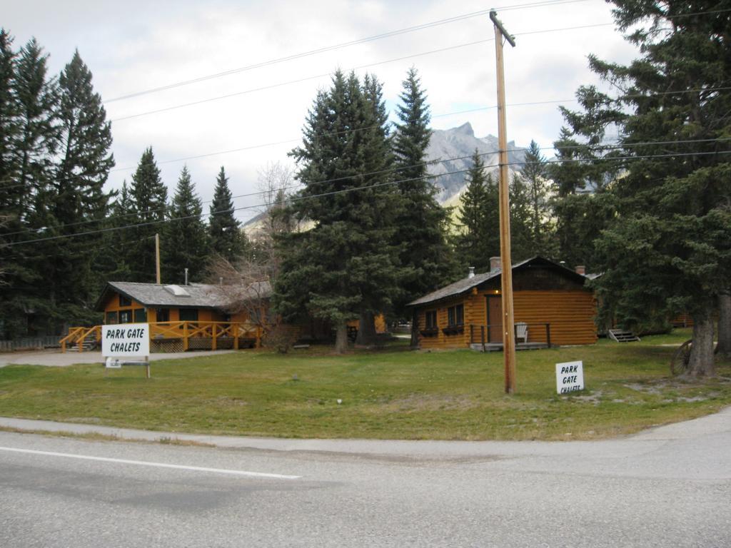 Park Gate Chalets Hotel Canmore Exterior photo