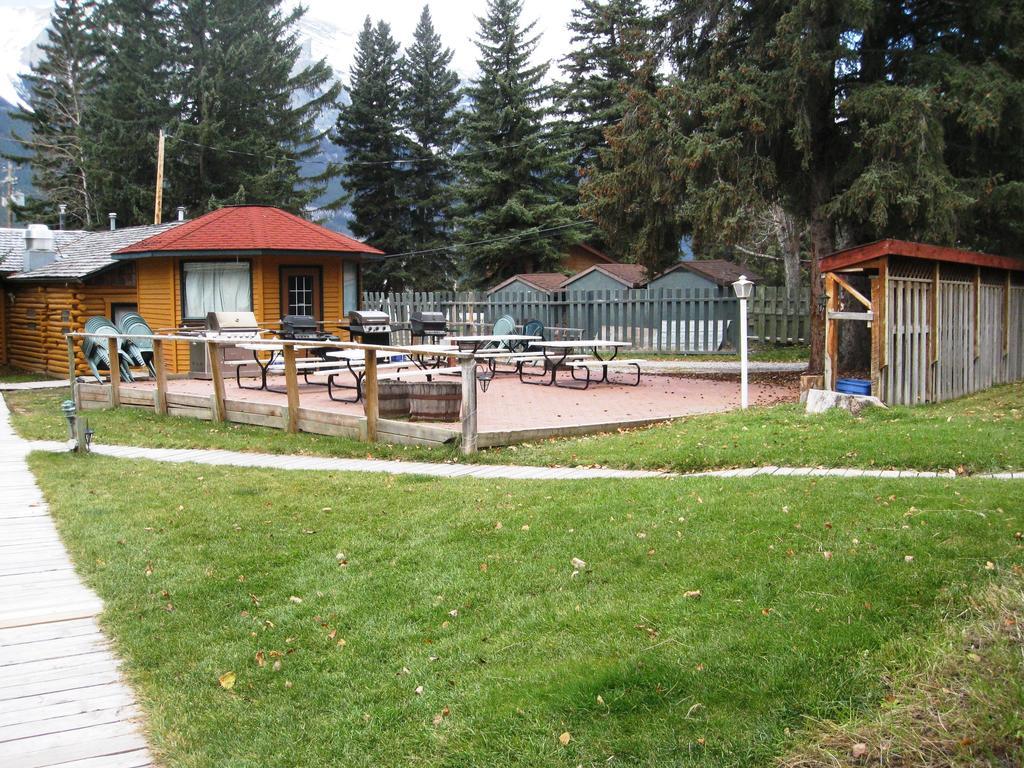 Park Gate Chalets Hotel Canmore Exterior photo